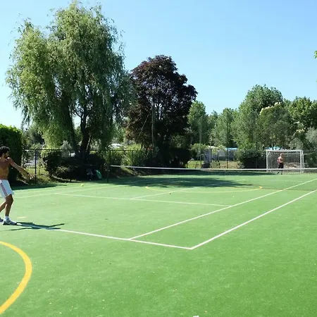 مكان تخييم Fornella & Wellness Family